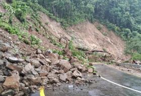 वर्षाले विभिन्न राजमार्गका छ स्थानमा सडक अवरुद्ध